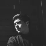 Porträtfoto eines gut gelaunten Lesers